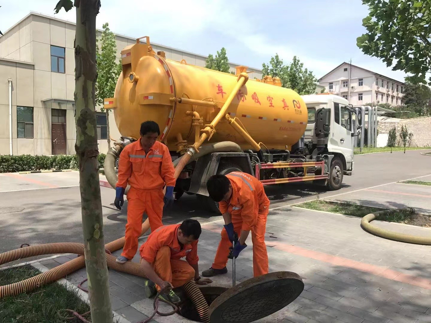 安次管道疏通车停在窨井附近