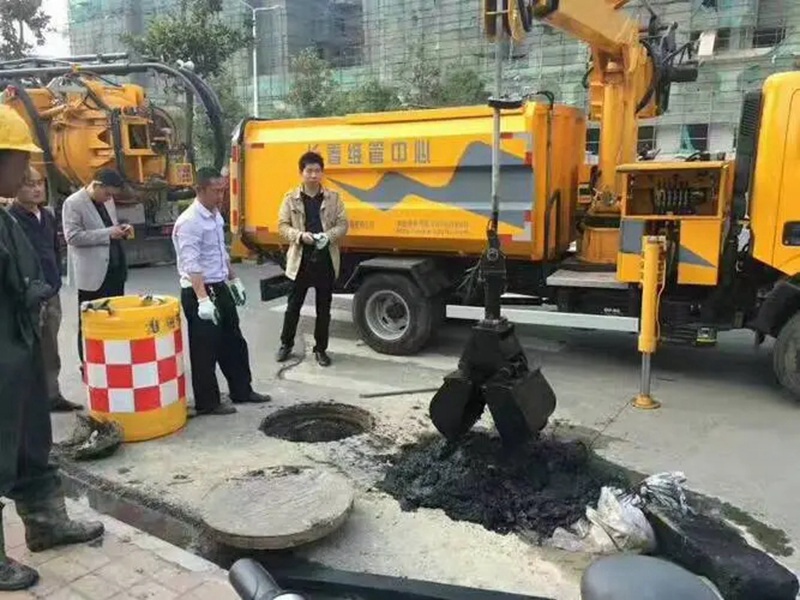 安次街道：网格员化身“清道夫”，为民解忧疏通“堵心”化粪池