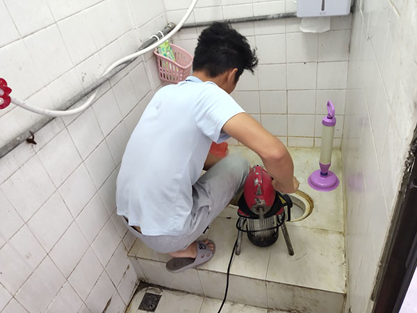 安次管道堵塞冒臭气 专业师傅现场解决问题