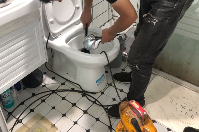 安次马桶堵塞自己疏通还是找师傅？专业上门服务让你省时更省心